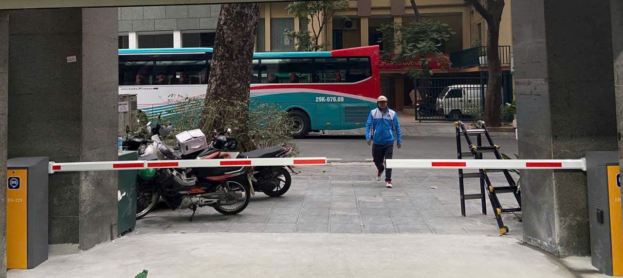 Thanh chắn barie tự động tại cổng bãi giữ xe máy ngoài trời